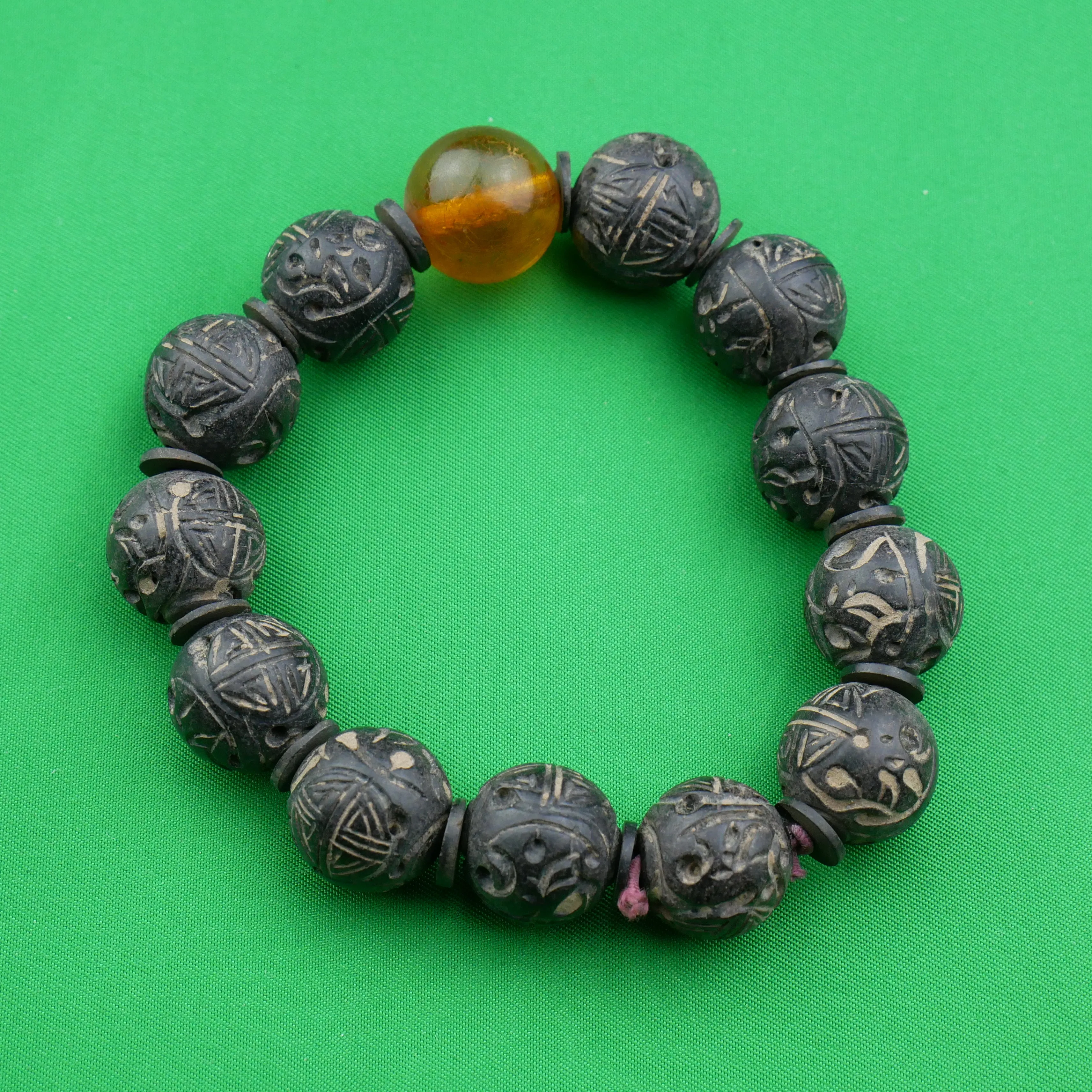 ANTIQUE CHEN XIANG LONGEVITY CHARACTER AND AMBER BEAD BRACELET