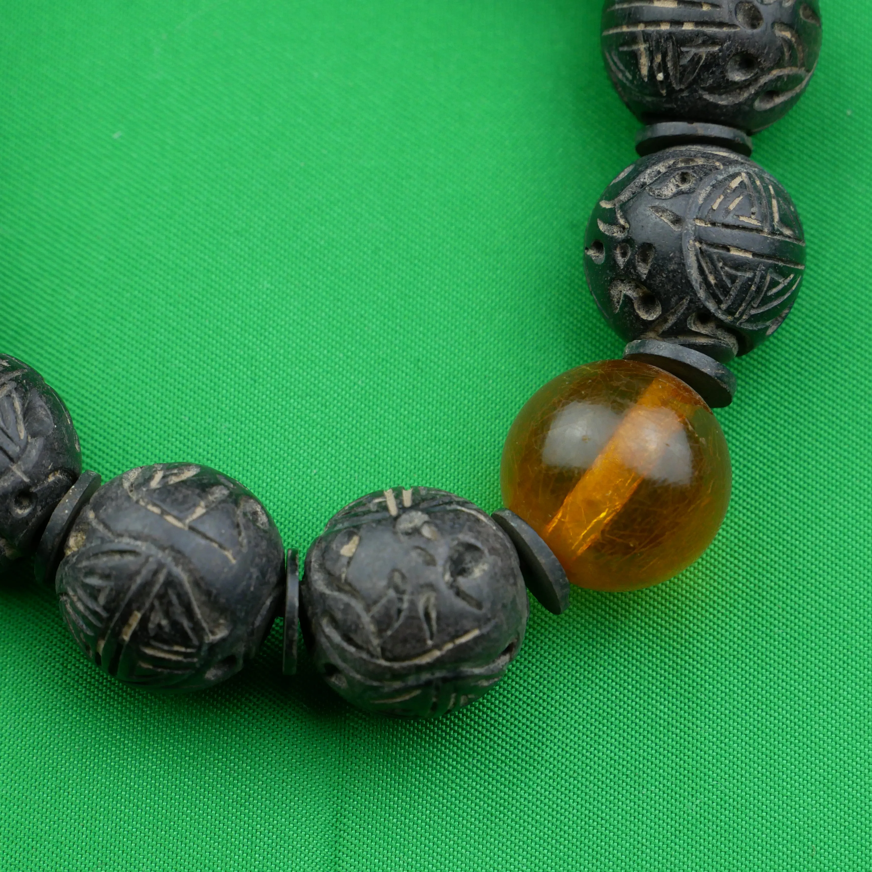 ANTIQUE CHEN XIANG LONGEVITY CHARACTER AND AMBER BEAD BRACELET