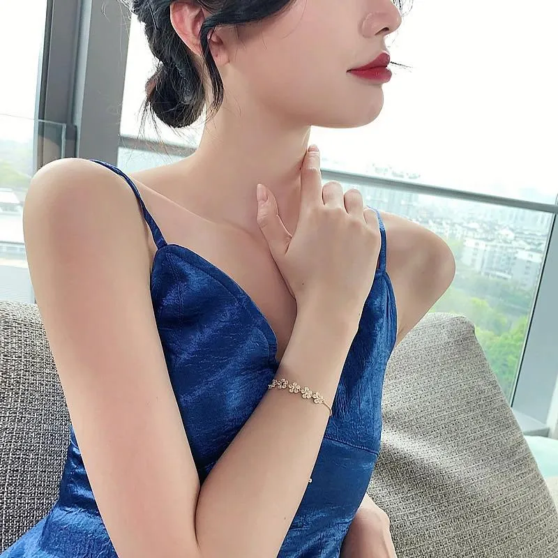Deluxe Zircon Flower Adjustable Bracelet