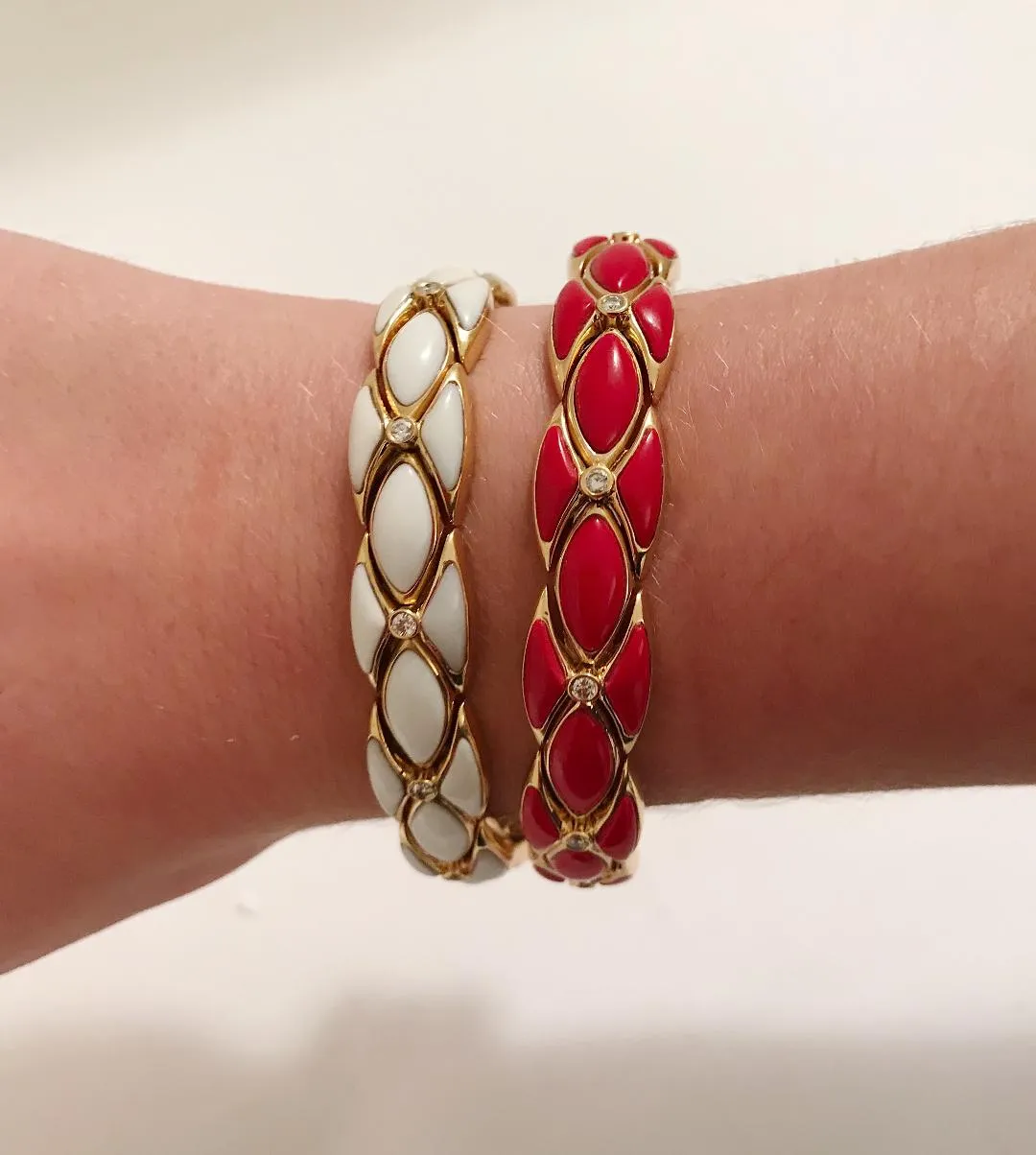 Yellow Gold Cuff Bracelet with Coral Resin and Diamonds