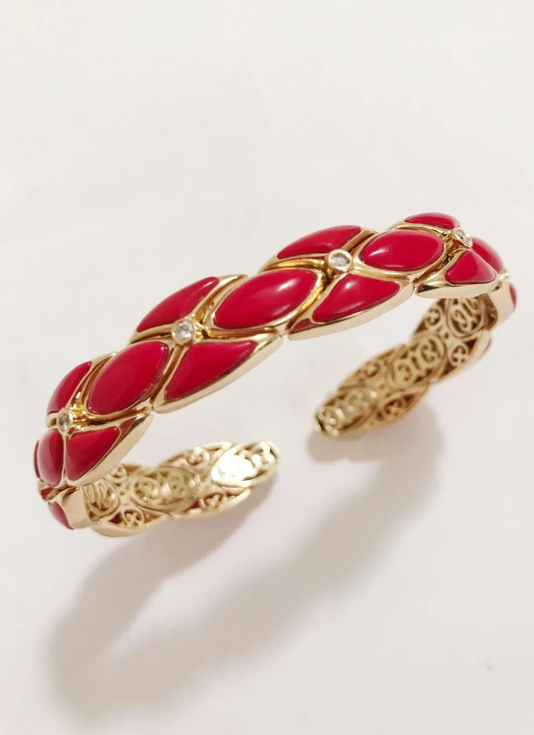 Yellow Gold Cuff Bracelet with Coral Resin and Diamonds