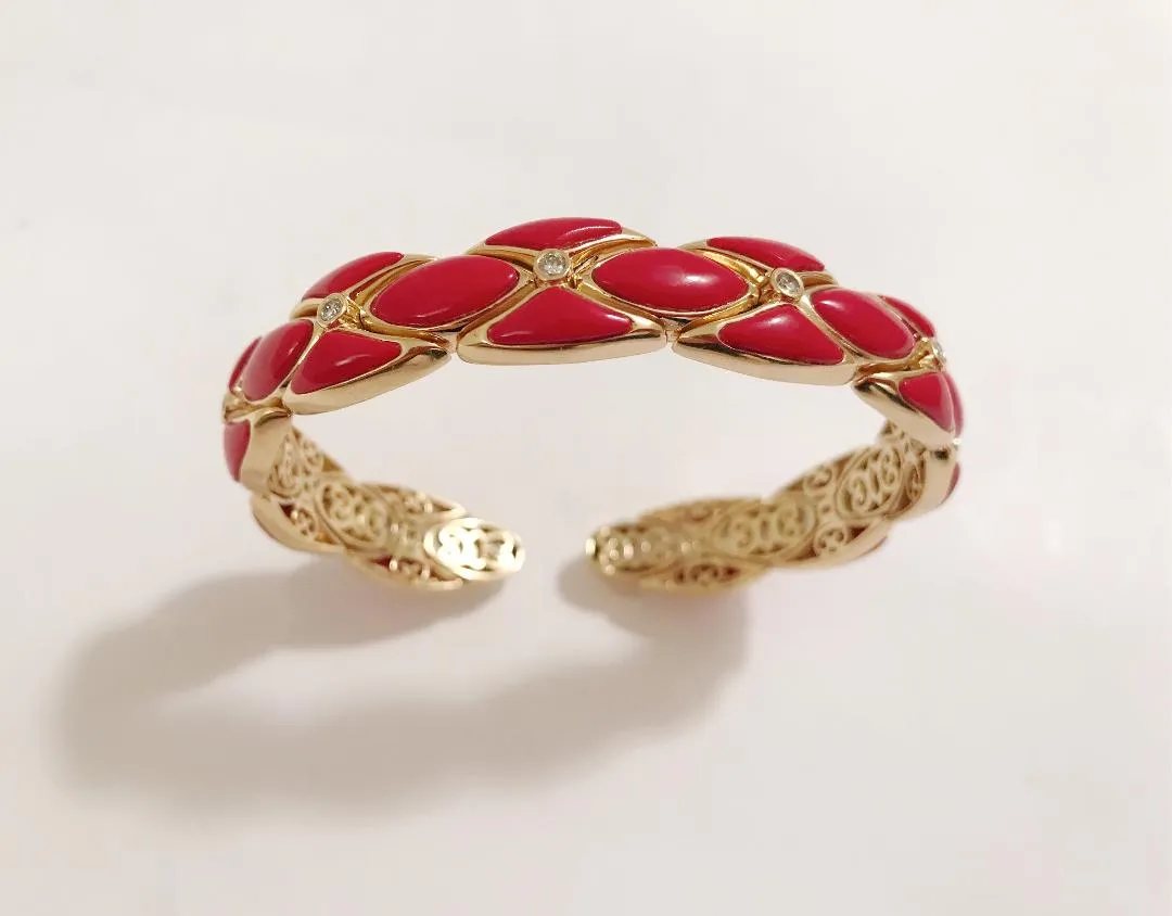 Yellow Gold Cuff Bracelet with Coral Resin and Diamonds